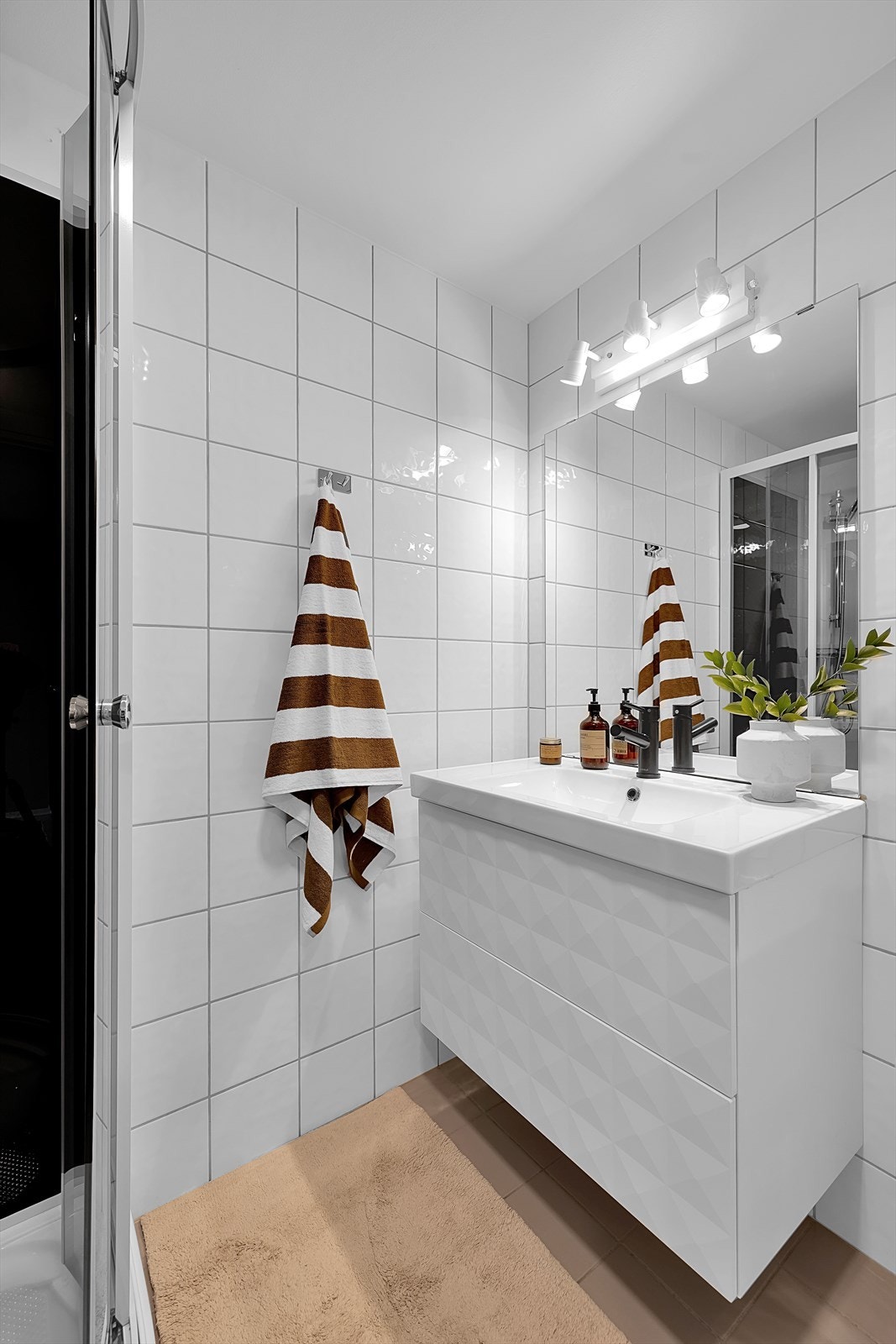 Komplett flislagt bad med varmekabler i gulv Galleribilde