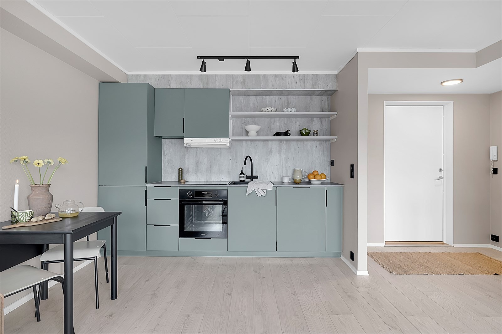 Moderne kjøkken med integrerte hvitevarer Galleribilde