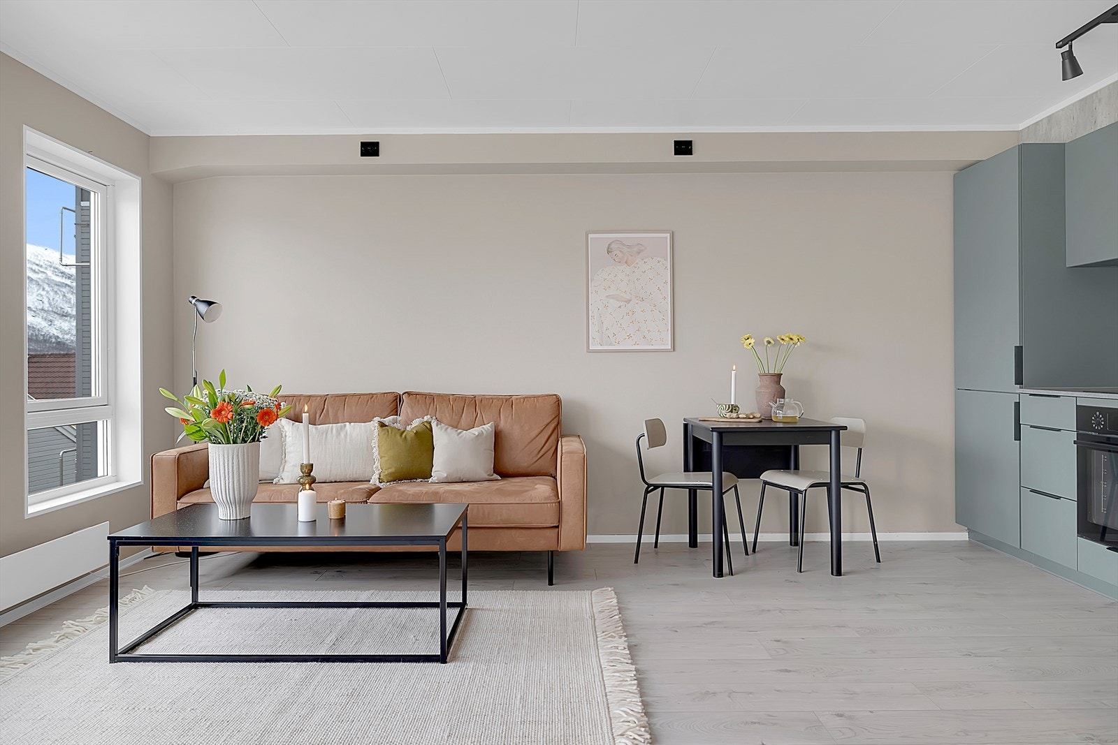 Stue og kjøkken i åpen løsning Galleribilde