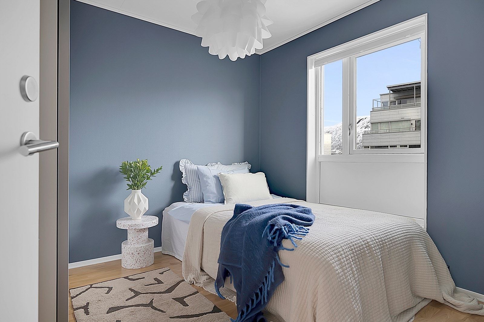 Soverom med god plass til garderobeskap Galleribilde