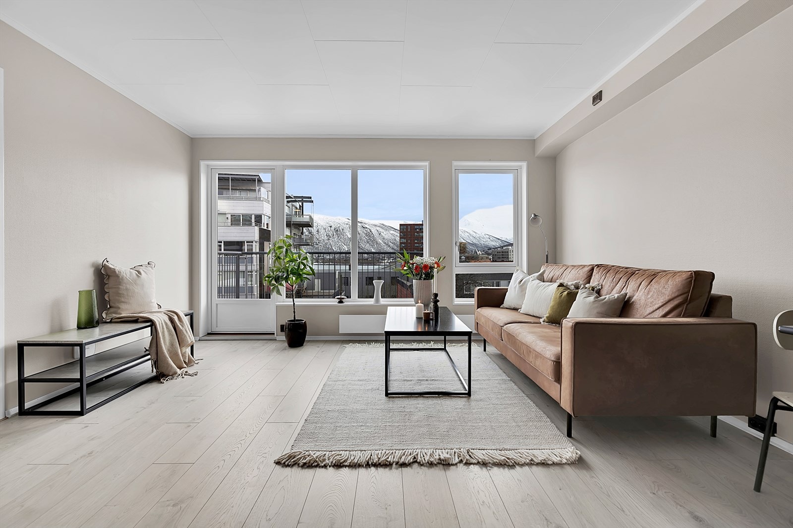 Fra stuen har man utgang til veranda Galleribilde