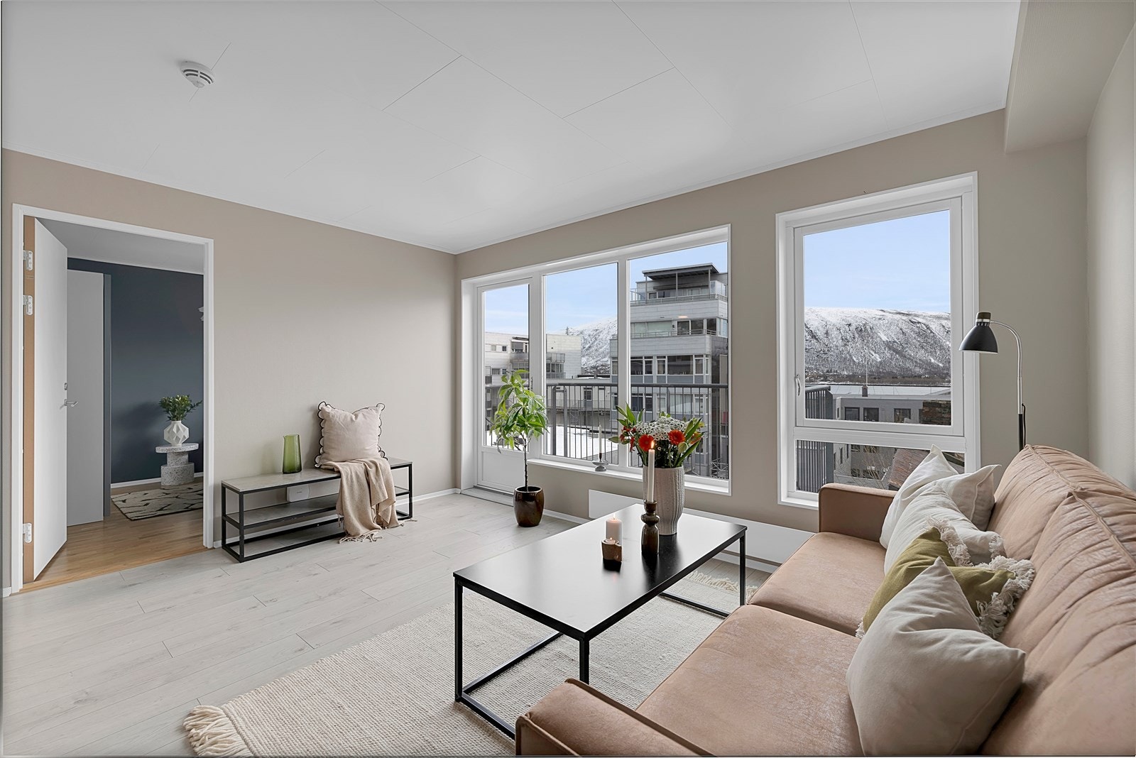 Store vindusflater som slipper inn mye naturlig lys Galleribilde