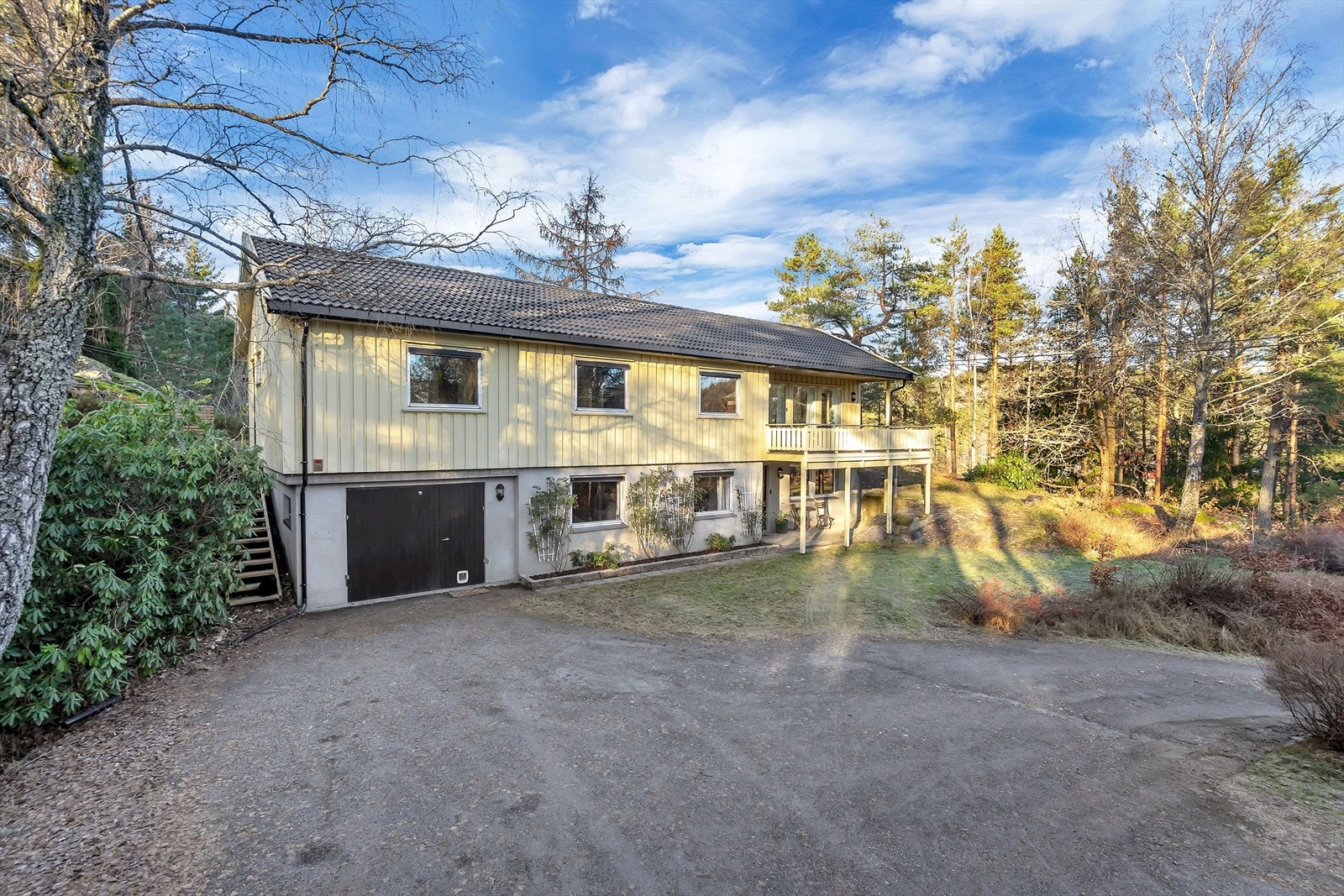 Romslig tomt med gode parkeringsmuligheter på egen eiendom. Galleribilde