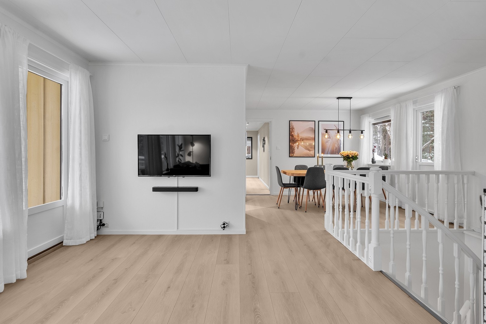 Fra stuen er det naturlig overgang til spisestuen. Galleribilde