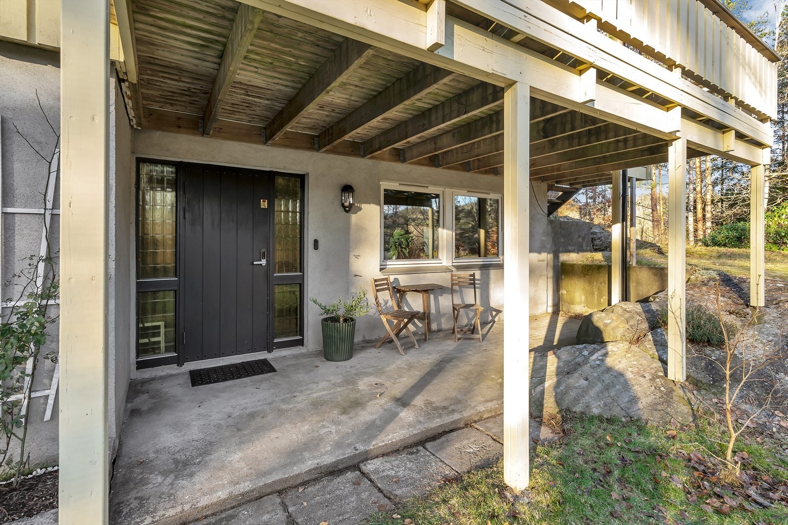 Hyggelig inngangsparti med mulighet for sittegruppe. Galleribilde