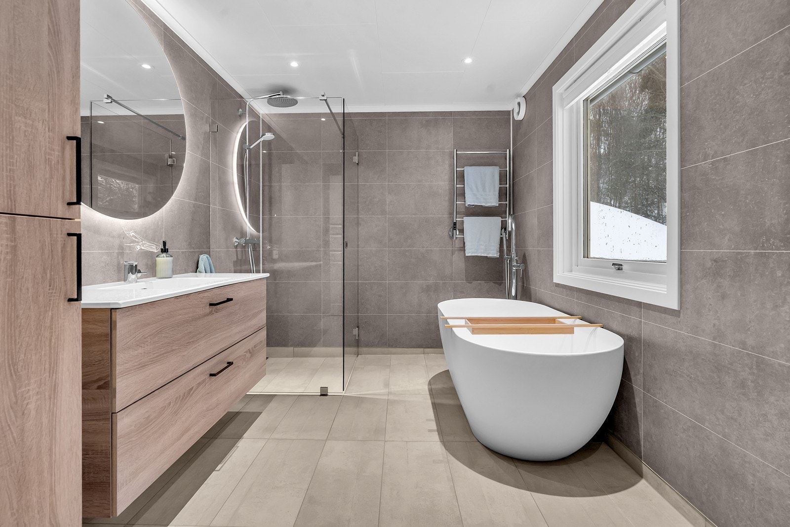 Lekkert bad oppgradert i 2022 med badekar, dusjsone, vegghengt toalett, elektrisk håndkletørker og moderne innredning. Galleribilde