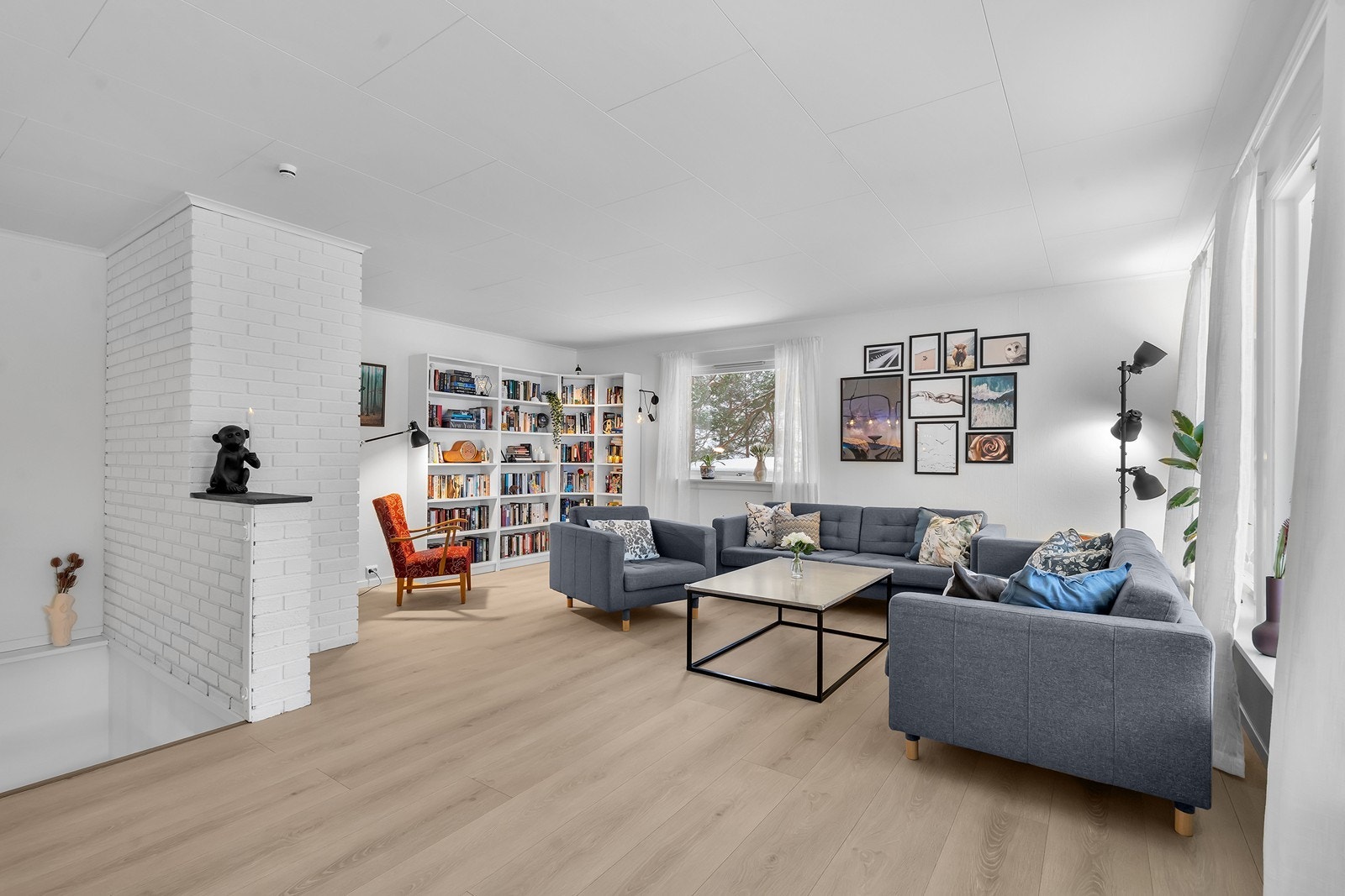 Stuen har gode møbleringsmuligheter med god plass til både sofagruppe og TV-løsning. Galleribilde