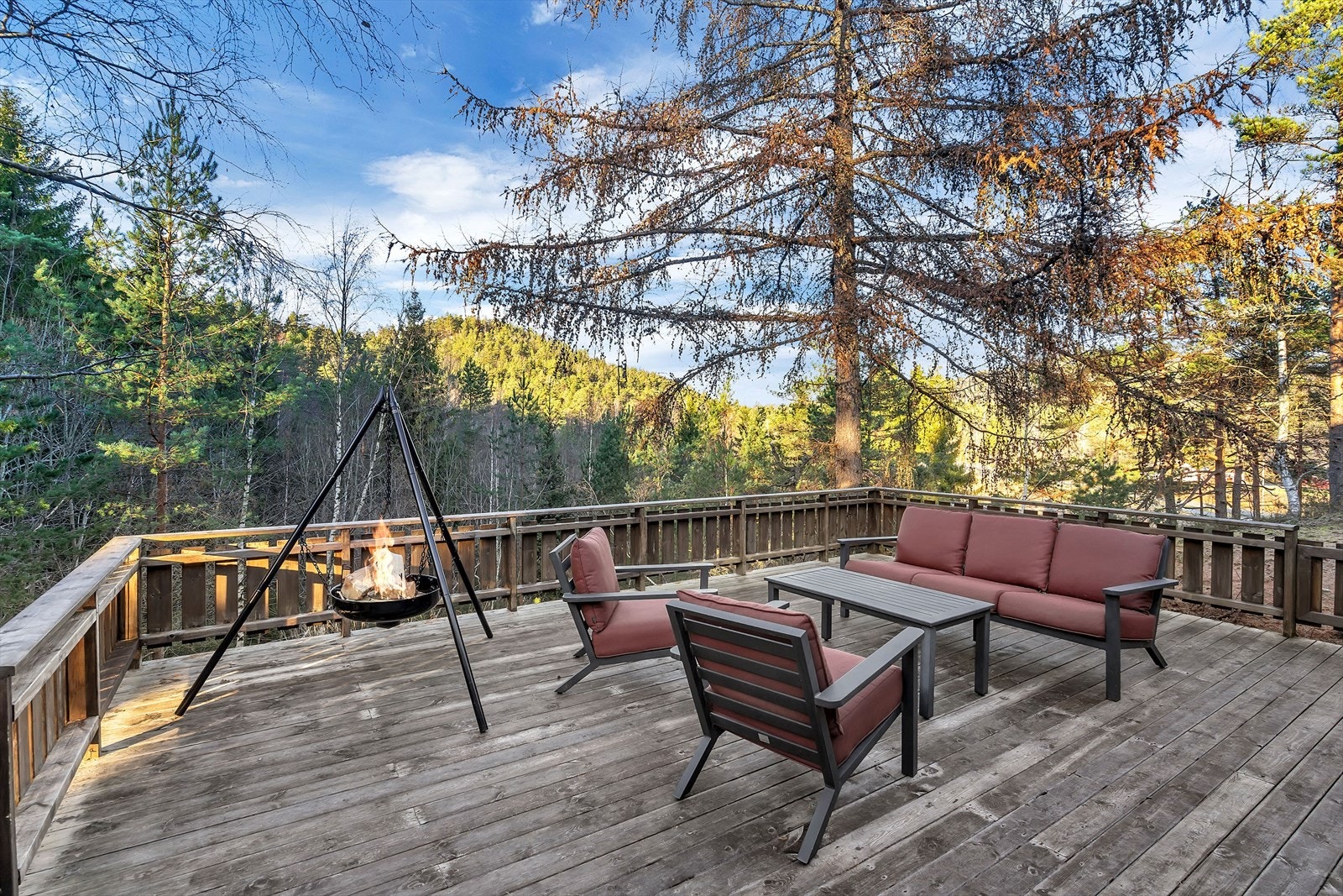 Romslig veranda med gode solforhold og nydelig kveldssol om sommeren, samt flott utsikt mot naturskjønne omgivelser. Galleribilde