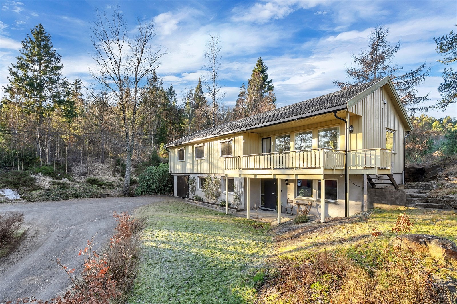 Eiendommen ligger i landlige og solrike omgivelser med en rolig og skjermet beliggenhet. Boligen ligger usjenert til med skog som nærmeste nabo og gode turmuligheter i nærområdet. Galleribilde