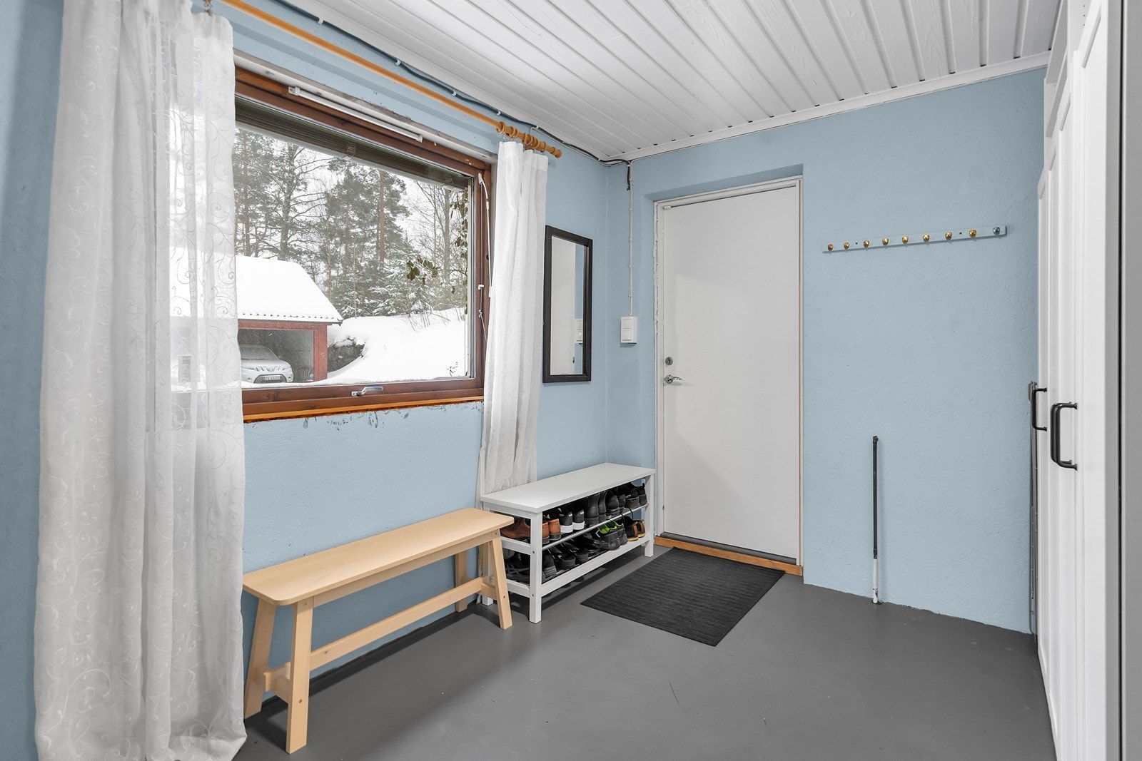 Praktisk garderoberom mellom 1.etasje og garasjen. Underetasjen har også to boder med god lagringsplass. Galleribilde