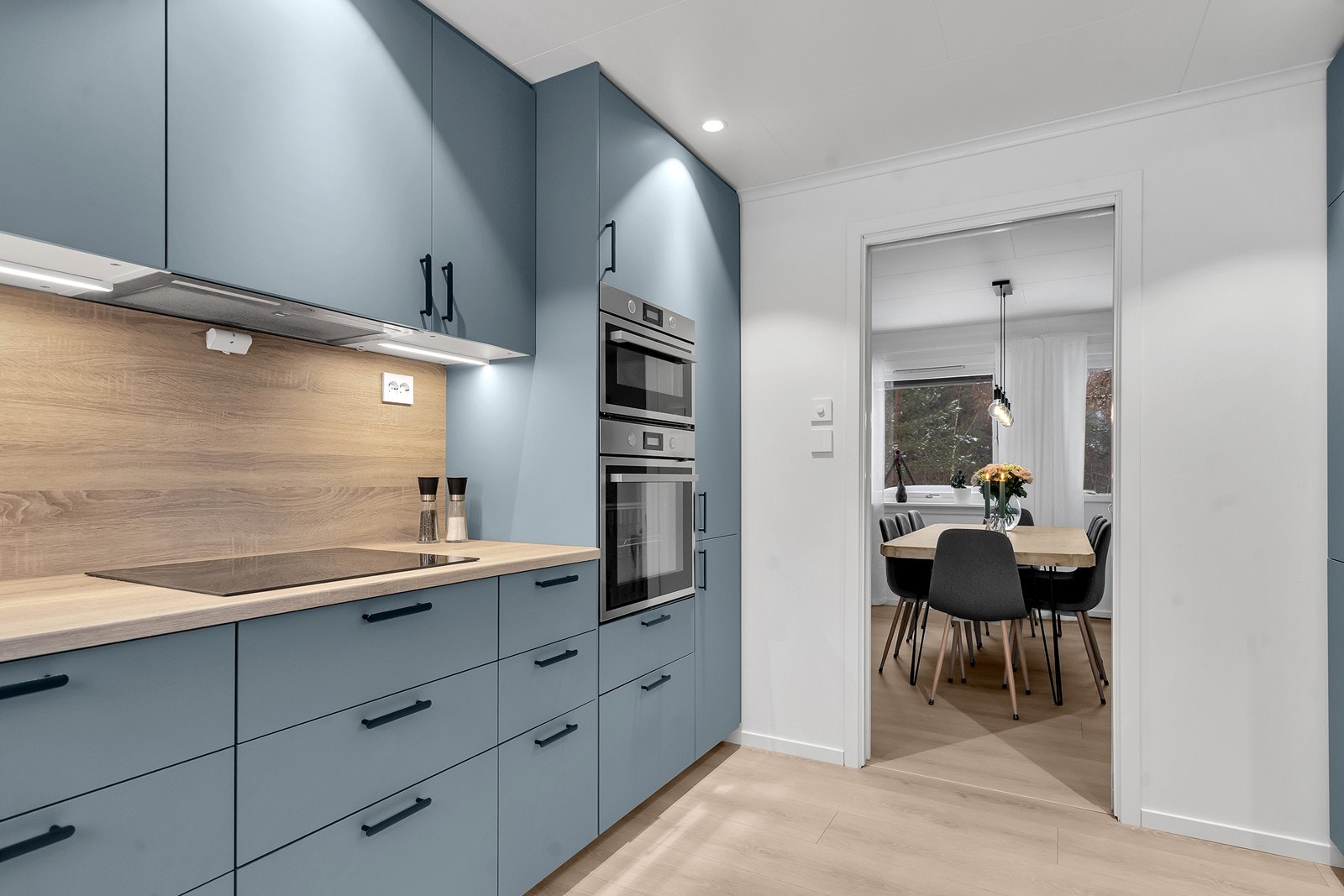 Kjøkkenet er utstyrt med integrerte hvitevarer som kjøleskap, stekeovn, platetopp, mikro og oppvaskmaskin. Galleribilde