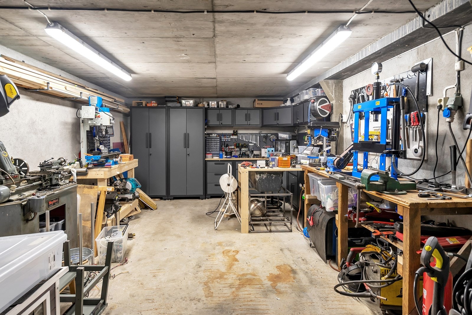 Garasje i tilknytning til boligen, som i dag benyttes som verksted- innredningen medfølger salget. Galleribilde