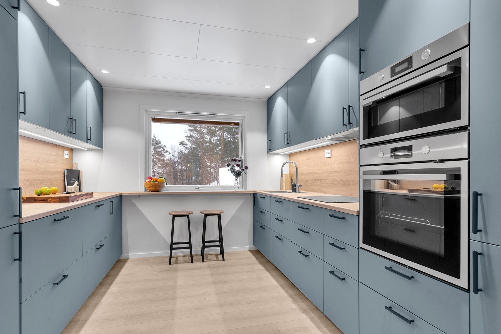 Lekkert kjøkken fra 2023 med rikelig skap- og benkeplass. Galleribilde