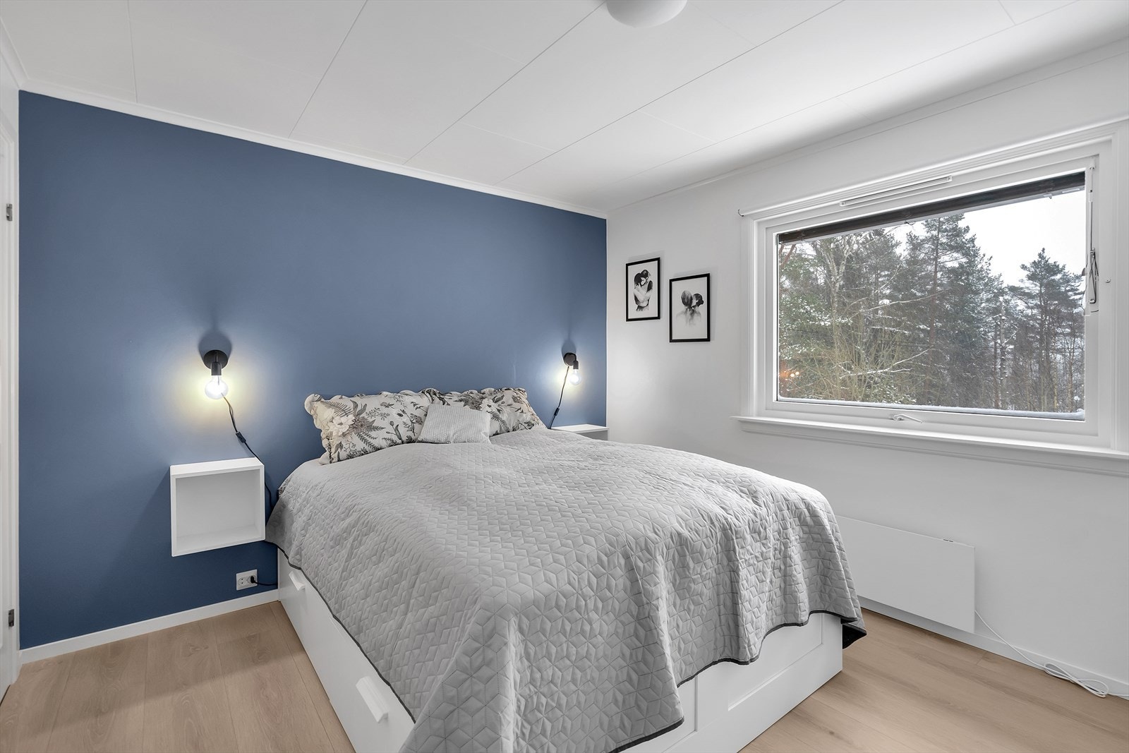 Soverom 1 med god plass til dobbeltseng og annet møblement. Galleribilde