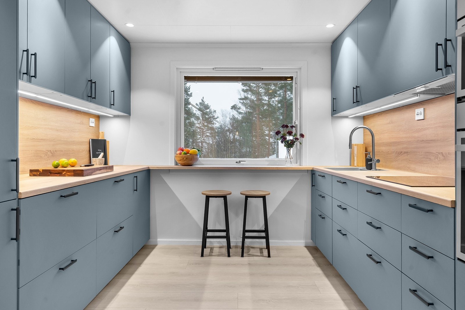 Ekstra dyp vinduskarm som kan benyttes som liten frokostplass eller til praktisk oppbevaring. Galleribilde