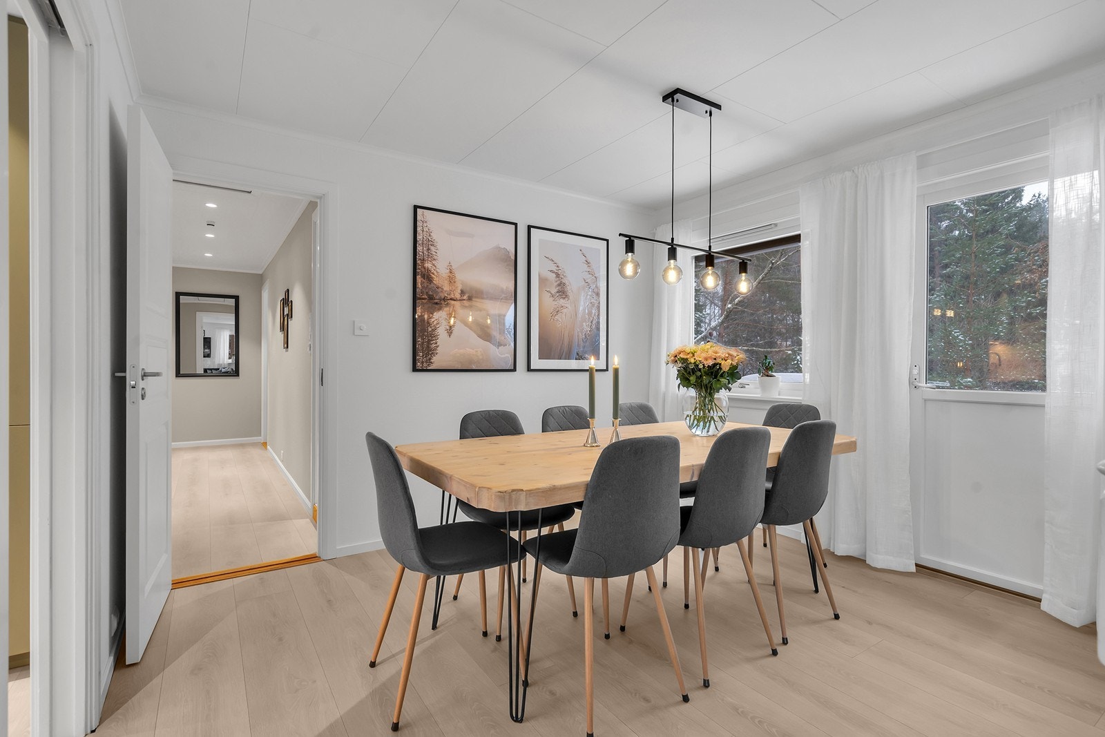 Spisestuen har god plass til stort spisebord for hyggelige sammenkomster. Direkte utgang til verandaen på baksiden av boligen. Galleribilde