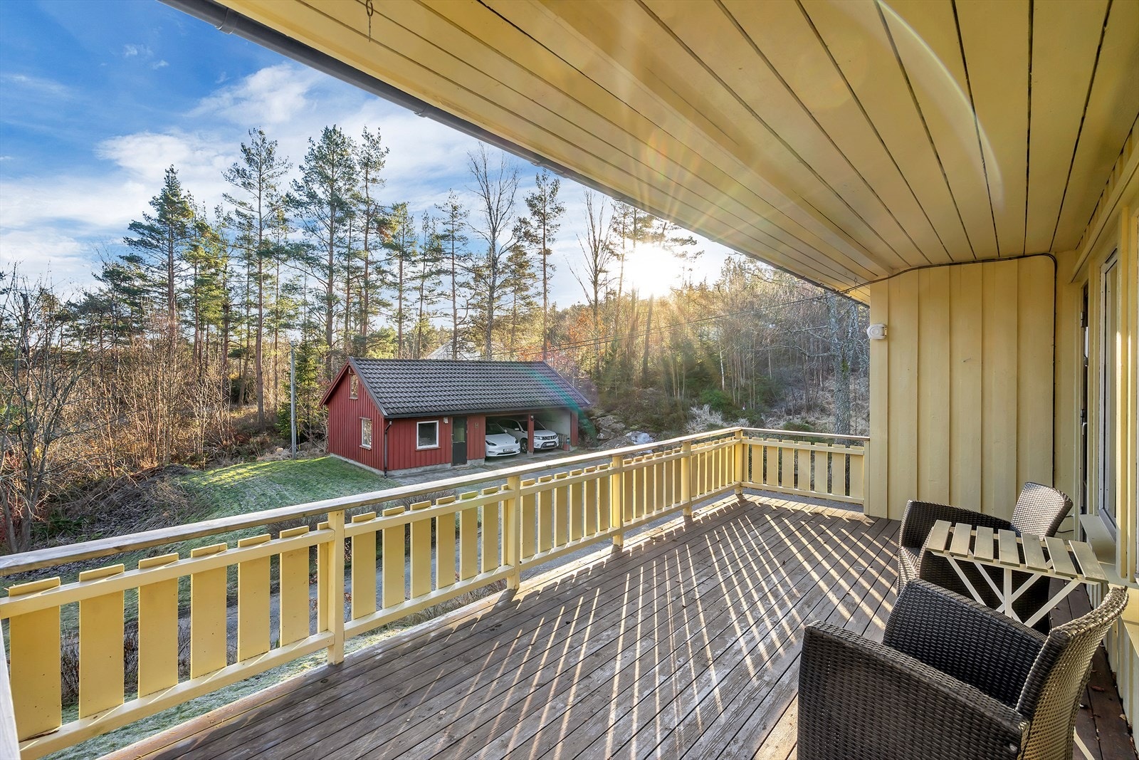 Fra verandaen er det fin utsikt mot naturskjønne omgivelser. Galleribilde