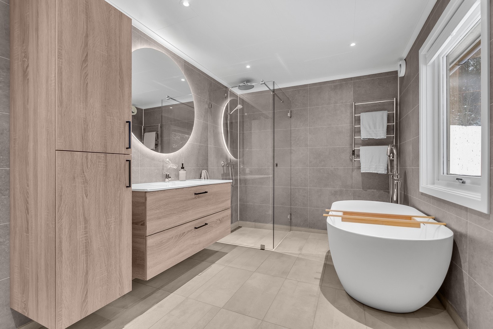 Håndkletørker med elektrisk oppvarming. Galleribilde