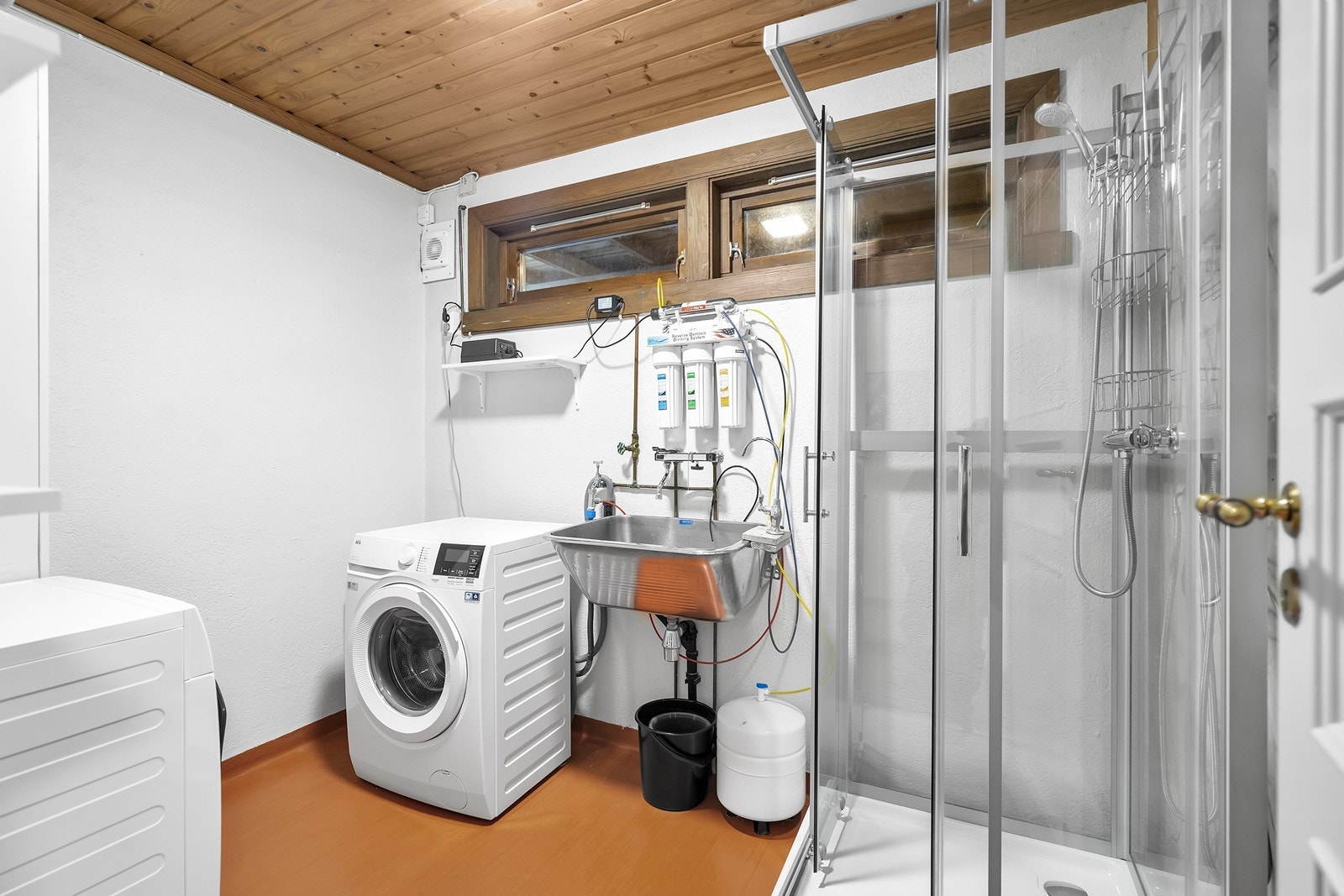 Praktisk vaskerom med opplegg for vaskemaskin og dusj. Dusjkabinettet er fra 2022. Galleribilde