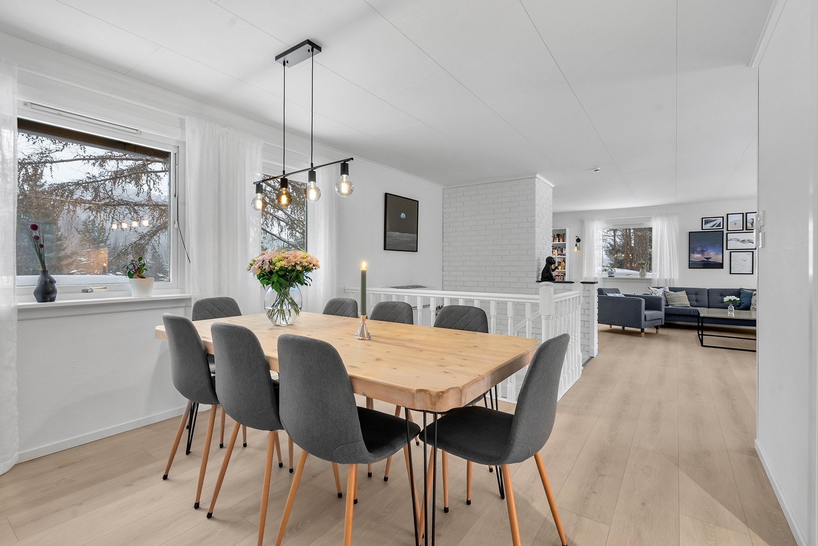 Spisestue i tilknytning til stue og kjøkken. Galleribilde