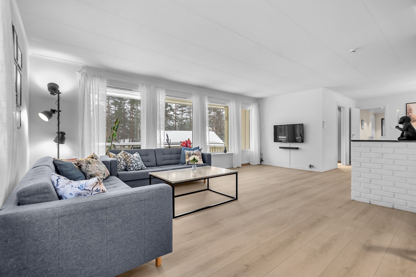 Romslig og lys stue med store vindusflater som slipper inn rikelig med naturlig lys. Fra stuen er det direkte utgang til solrik veranda. Galleribilde