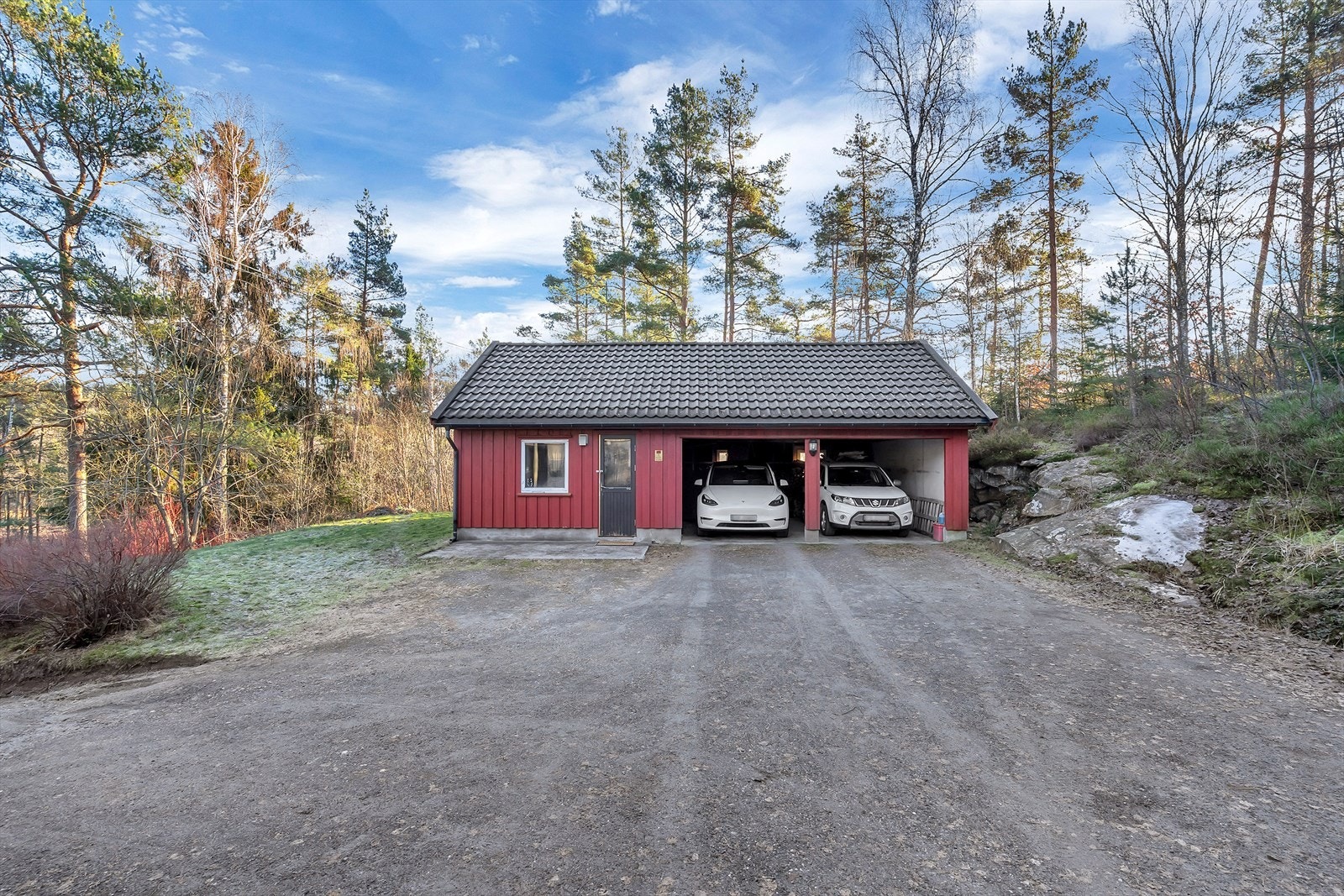 Dobbelgarasje med installert elbillader og tilhørende bod med rikelig lagringsplass. Galleribilde