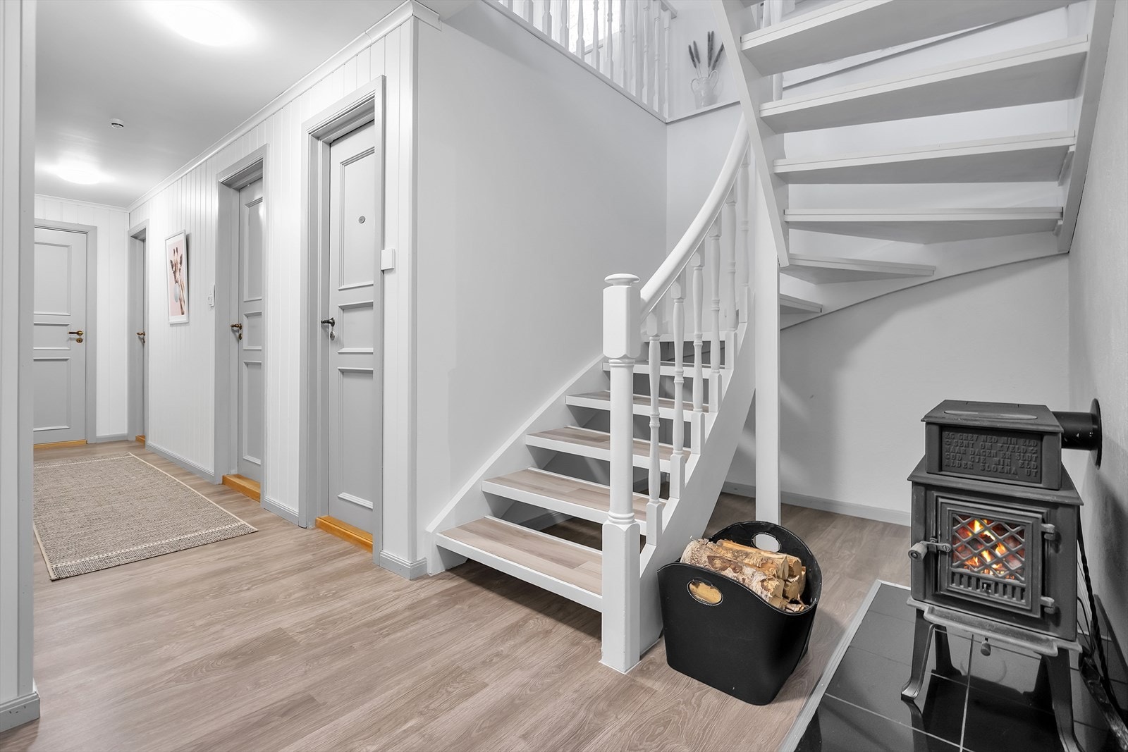 Trappegang mellom boligens 1. og 2. etasje med vedovn som bidrar til god oppvarming. Galleribilde
