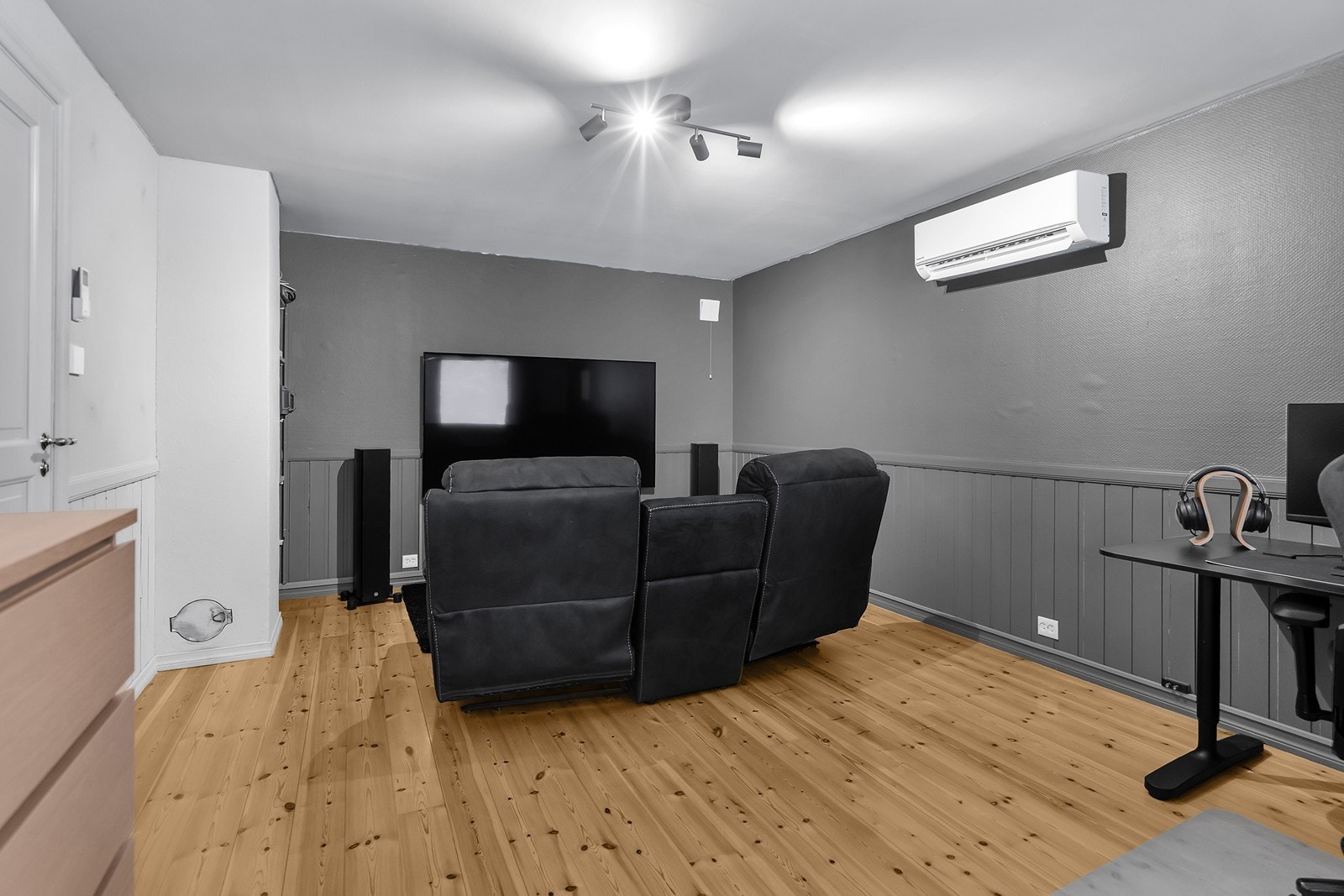 TV-stue i 1. etasje med god plass til sofagruppe og tilhørende møblement. Galleribilde