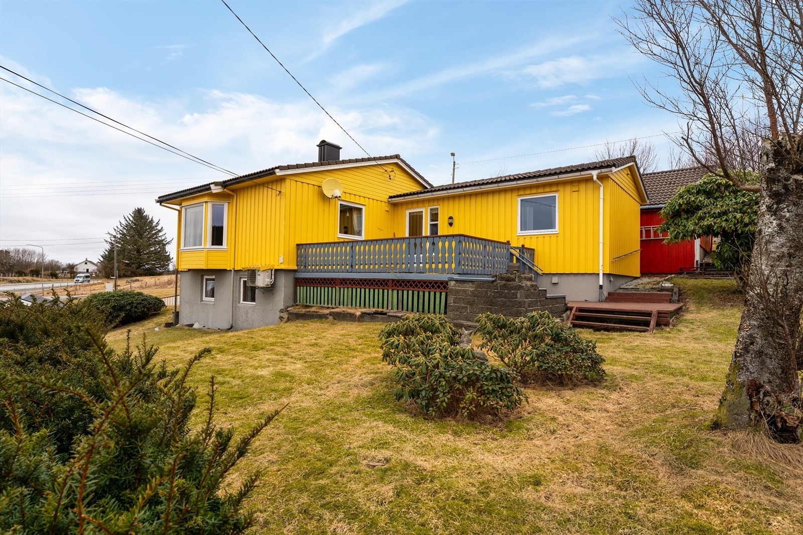 Eiendommen har en stor og solrik tomt med god boltreplass for hele familien Galleribilde