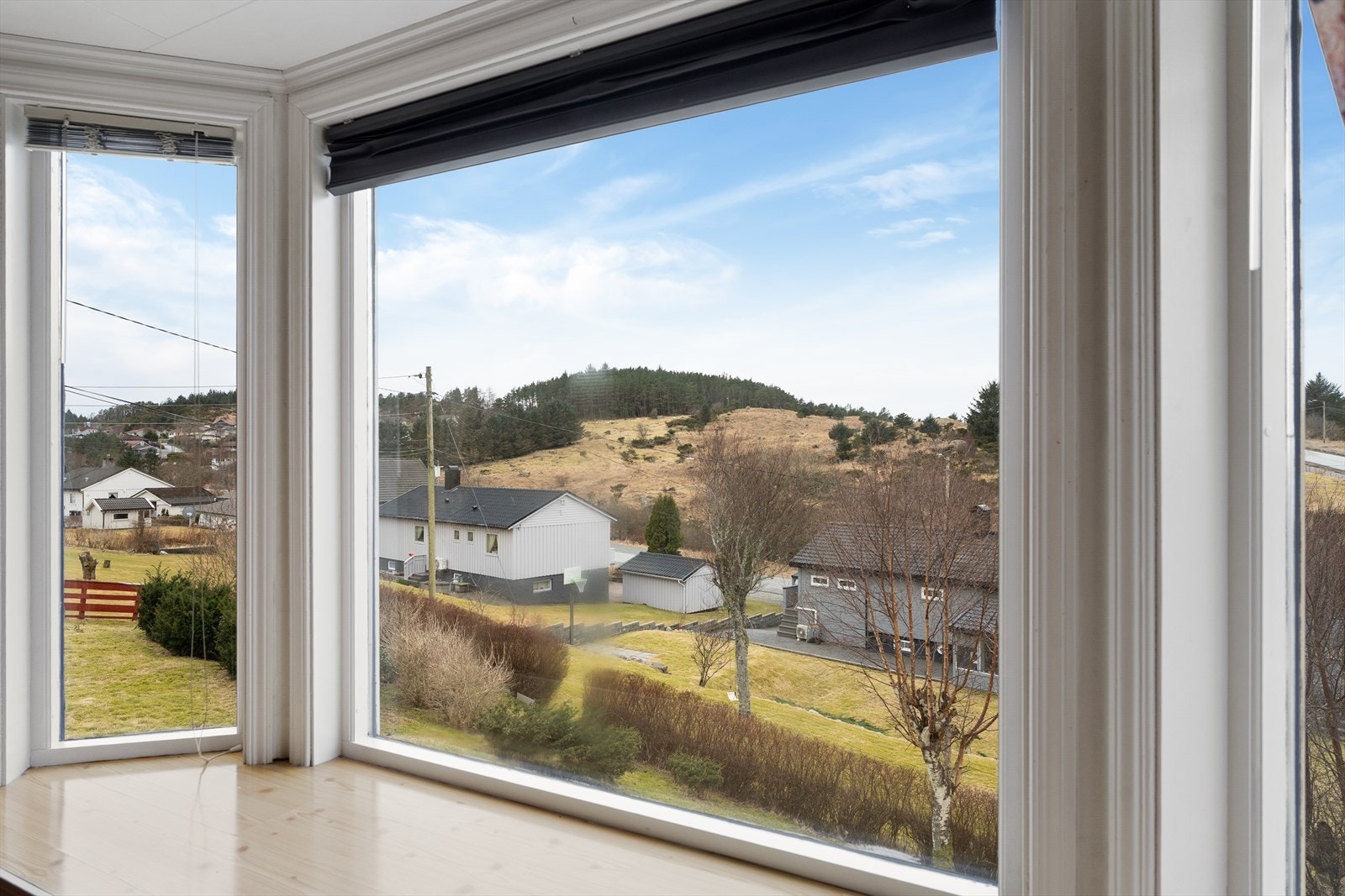 Store vinduer sørger for masse naturlig lysinnslipp Galleribilde