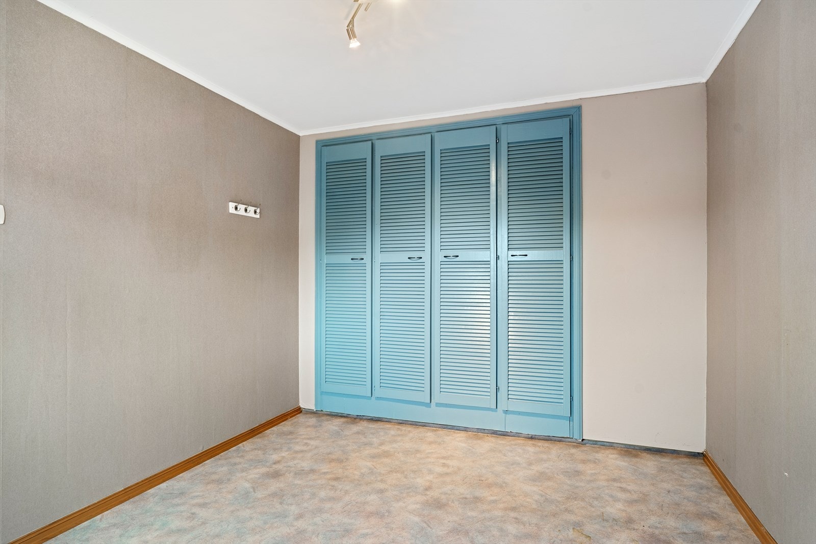 Soverommen har gode oppbevaringsmuligheter i plassbygde garderobeskap Galleribilde