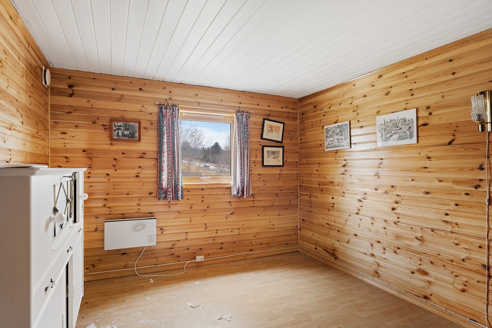 Kjellerstue med panel på vegger og tak (ikke omsøkt og godkjent) Galleribilde