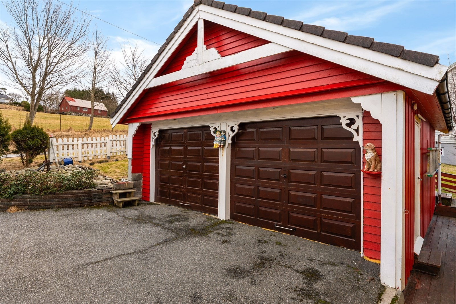 Det er gode parkeringsmuligheter i dobbel garasje samt i eget gårdsrom Galleribilde