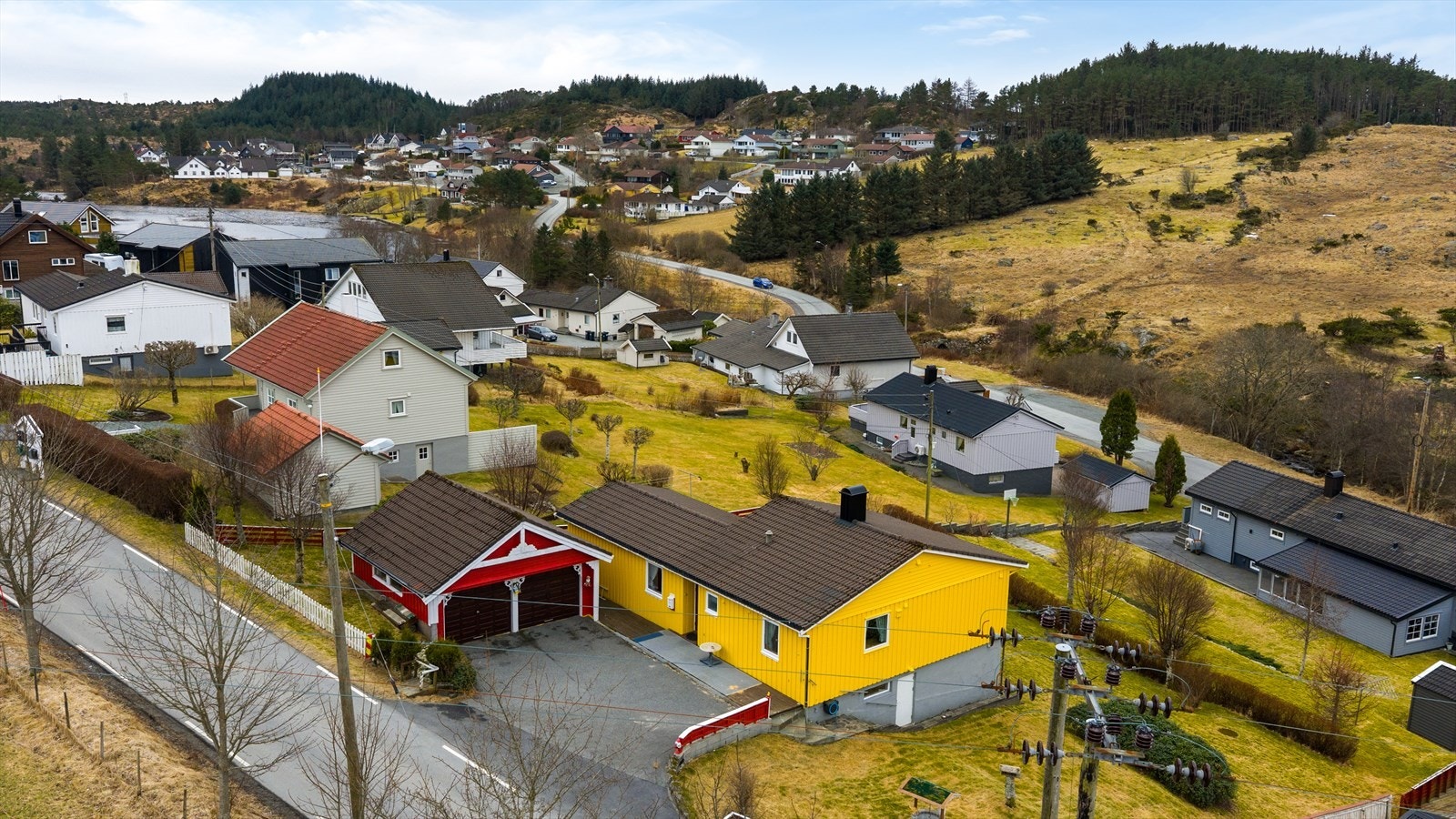 Brekkevegen 3 er en enebolig over to plan med tilhørende dobbel garasje Galleribilde