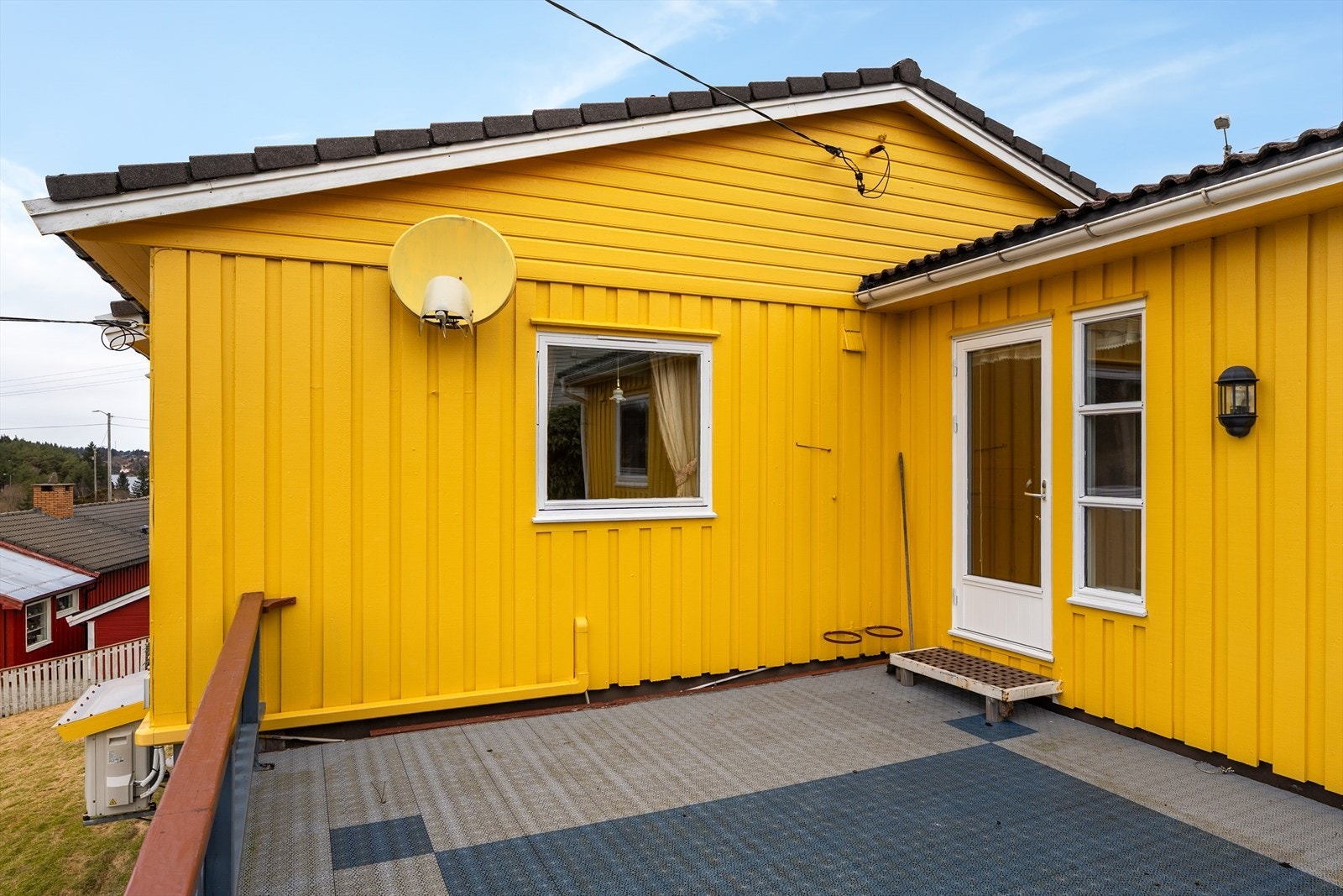 Terrassen har god plass til ønsket utemøblement Galleribilde