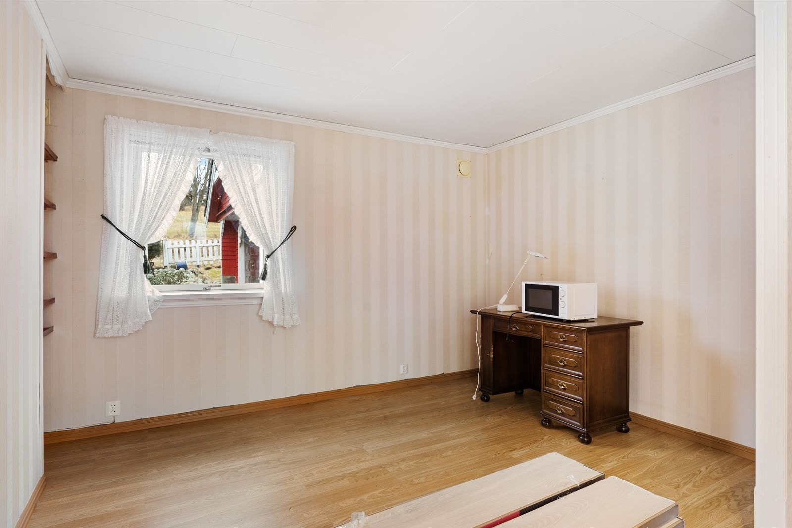 TV-stuen besto tidligere av to soverom og kan tilbakeføres til opprinnelig løsning dersom ønskelig - dette forutsetter at det settes inn et ekstra vindu som tidligere er fjernet Galleribilde