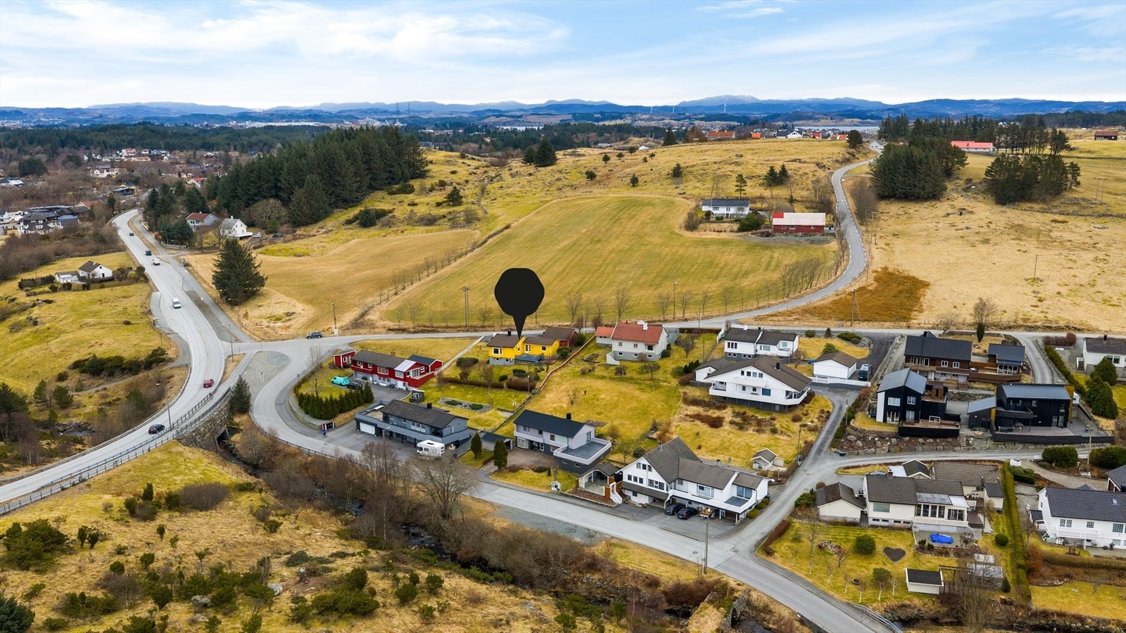Boligen ligger fritt og fint til på Brekke i Kopervik - her bor man i naturskjønne omgivelser med kort vei til flotte turområder og badestrand Galleribilde