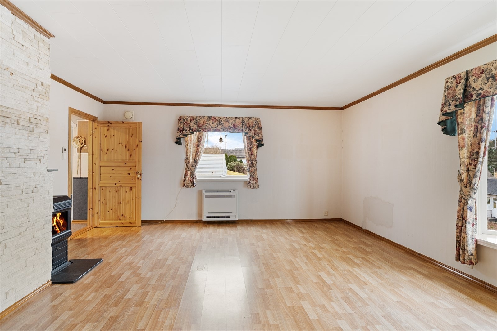 Boligen har varmepumpe og kombinert olje-/vedfyringsanlegg (vedovn i stuen og kamin i kjellerstuen) - det er utført service på varmepumpen i desember 2025 Galleribilde