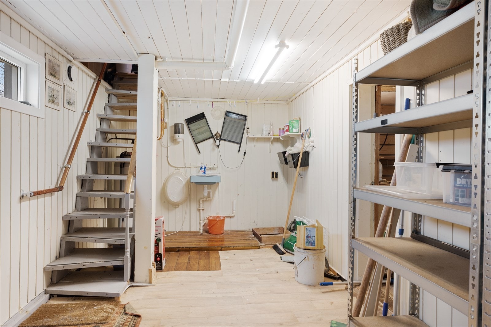 I boligens underetasje finner du gang/vaskekjeller, mellomgang, kjellerstue (ikke godkjent), bod/verksted og bod Galleribilde