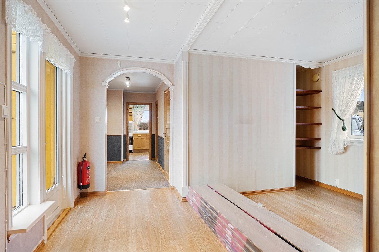 Lys og romslig mellomgang og tv-stue Galleribilde