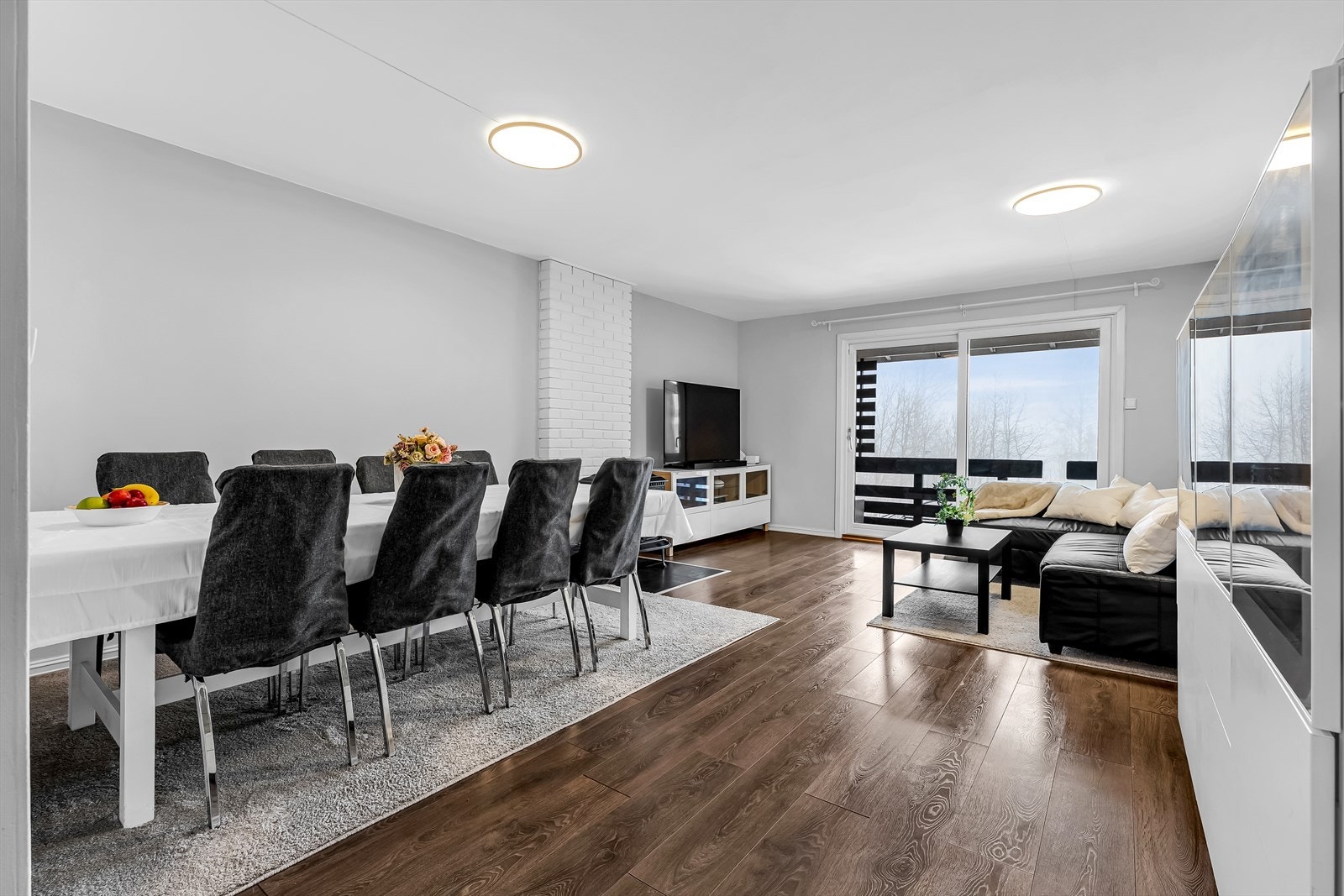 Romslig og innbydende stue med åpen løsning som skaper et lyst og luftig oppholdsrom.
Fotograf: Håvard Daee Rognlin. Galleribilde