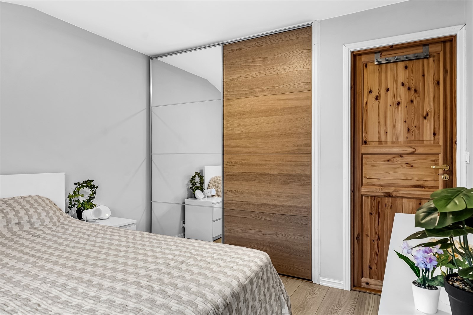 Rommet har også egen garderobe som gir ekstra oppbevaringsplass. Galleribilde