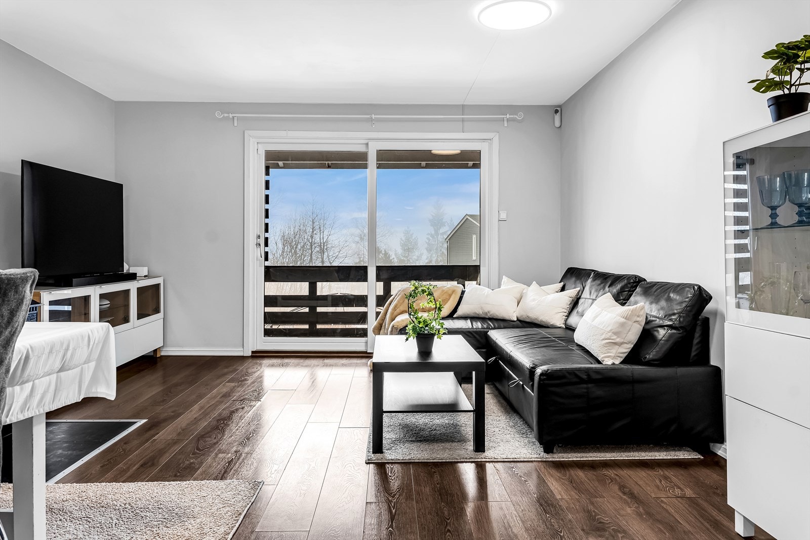 Stuen har store vindusflater som slipper inn mye dagslys, og herfra er det utgang til en solrik balkong på 5 kvm. Galleribilde