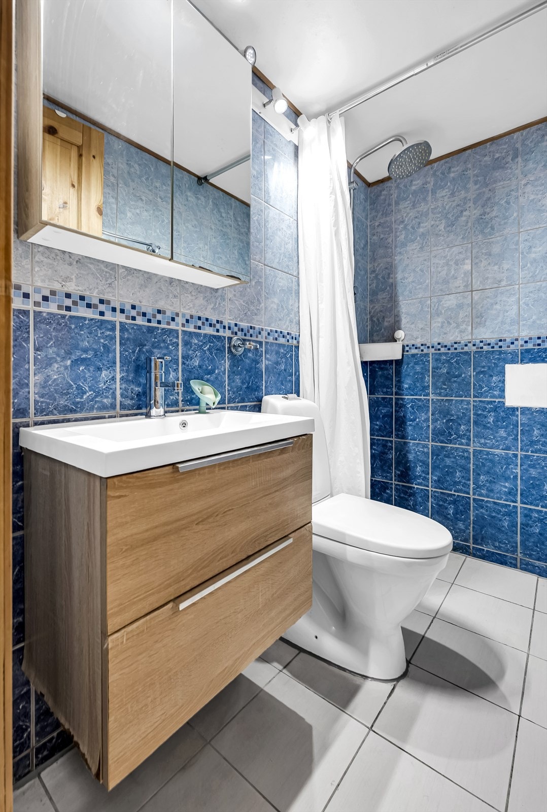 Badet ble pusset opp i 2008 og har flislagte vegger samt malt tak. Gulvet er flislagt og utstyrt med elektriske varmekabler. Galleribilde