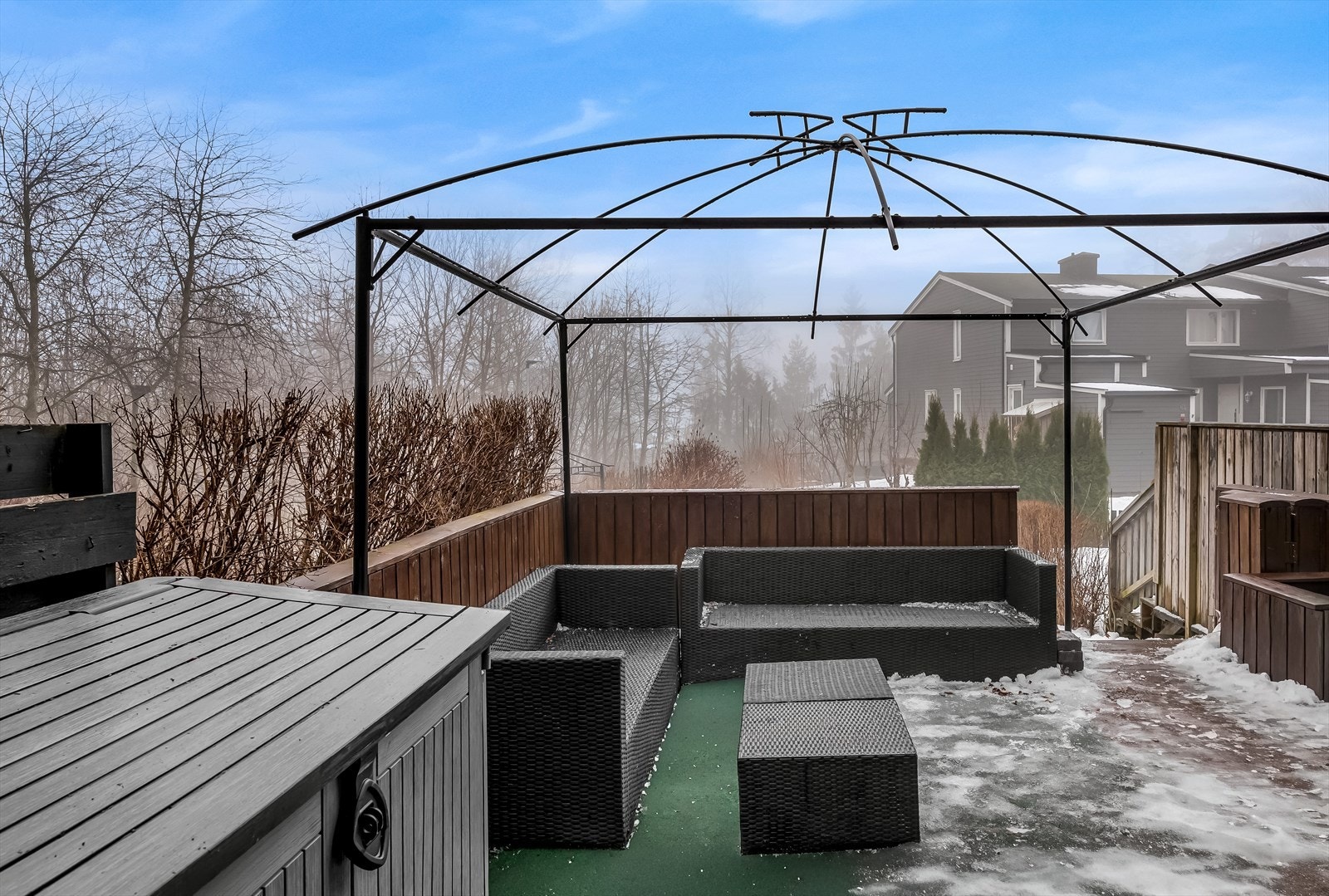 Terrassen gir et utendørs oppholdsrom hvor varme dager og sene sommerkvelder kan nytes. Galleribilde