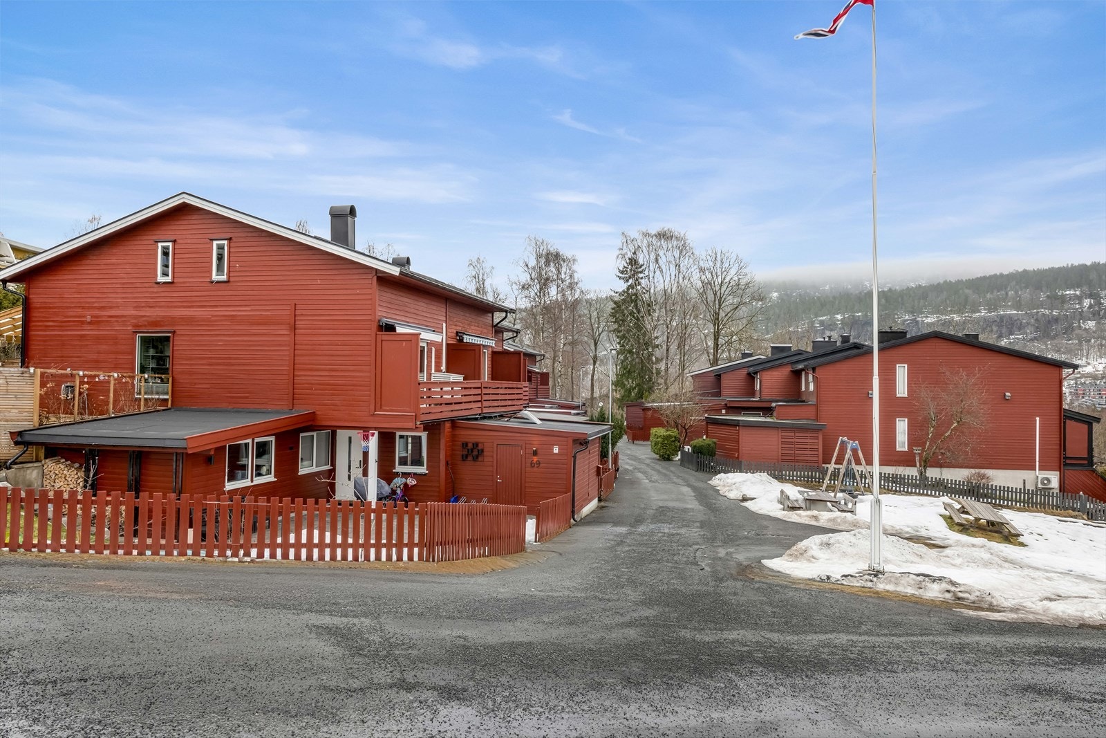 Boligen har en attraktiv og intern beliggenhet i et rolig og etablert boligområde. Galleribilde