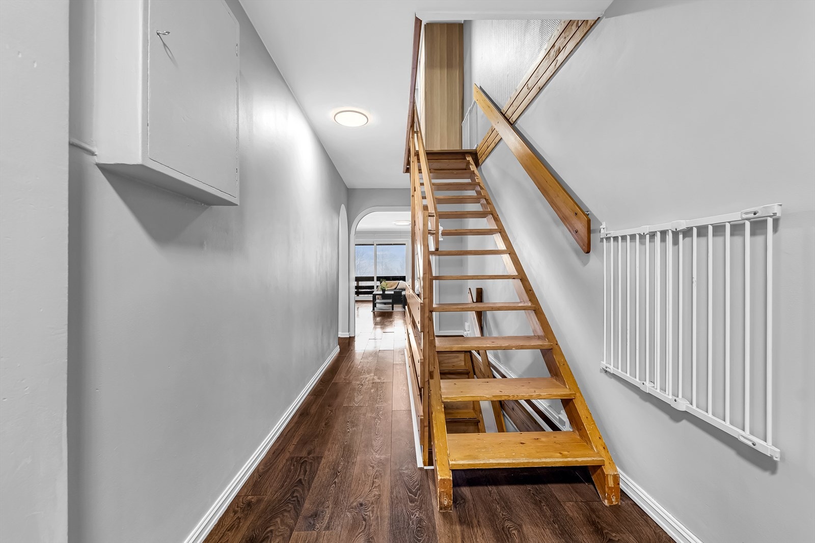 Fra entréen er det adkomst til rommene i etasjen, samt videre forbindelse til boligens øvrige plan. Galleribilde