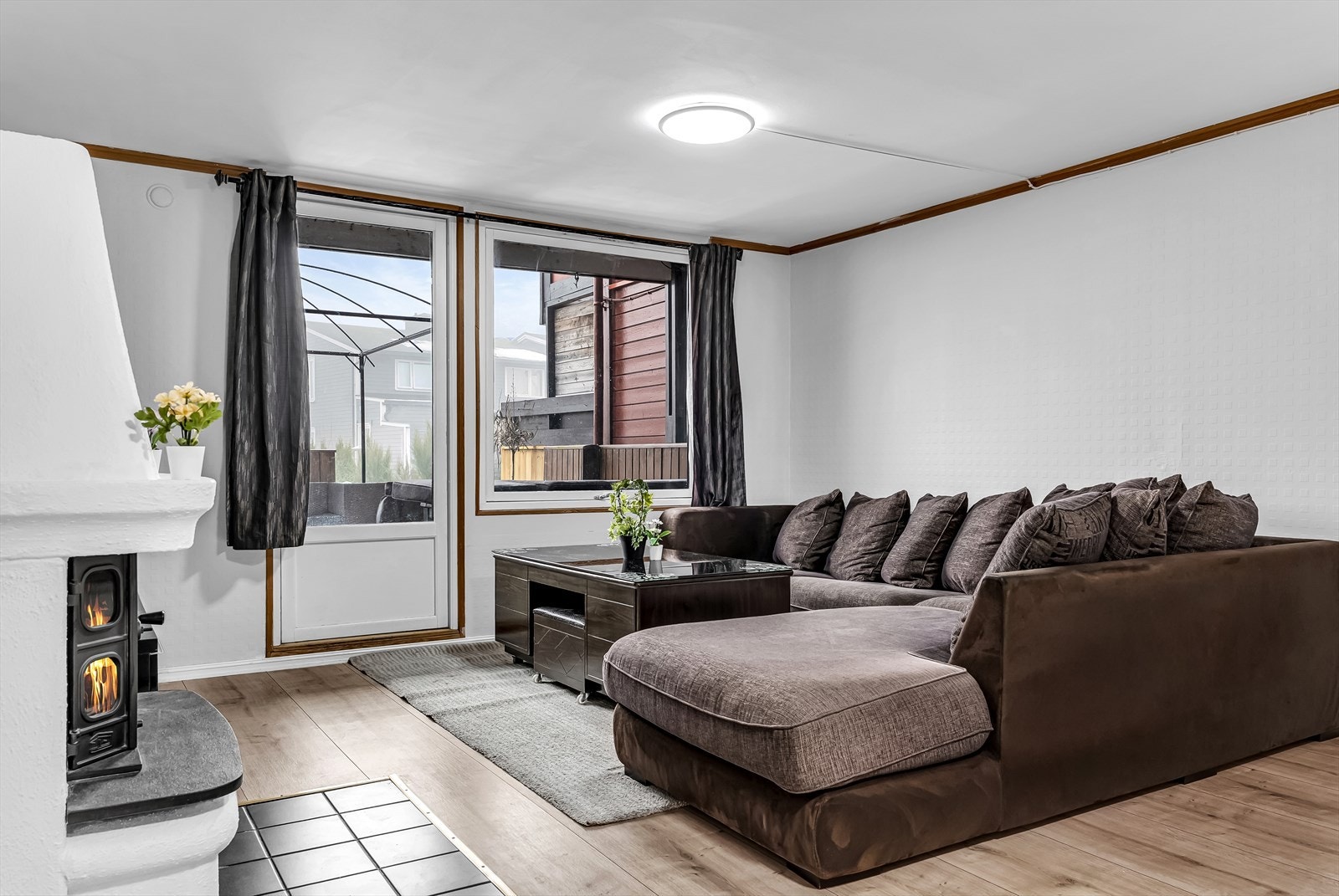 Fra kjellerstuen er det utgang til en solrik terrasse på 22 kvm. Galleribilde