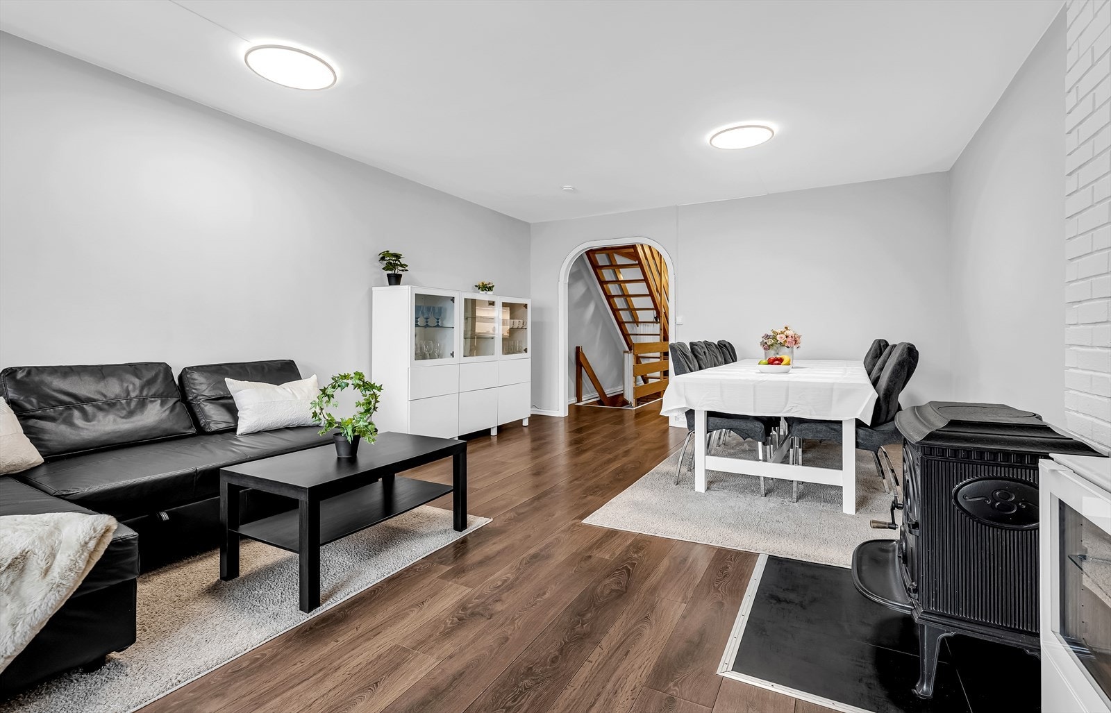 Her er det gode muligheter til å samle familie og venner til både hverdagsmåltider og større selskaper. Galleribilde