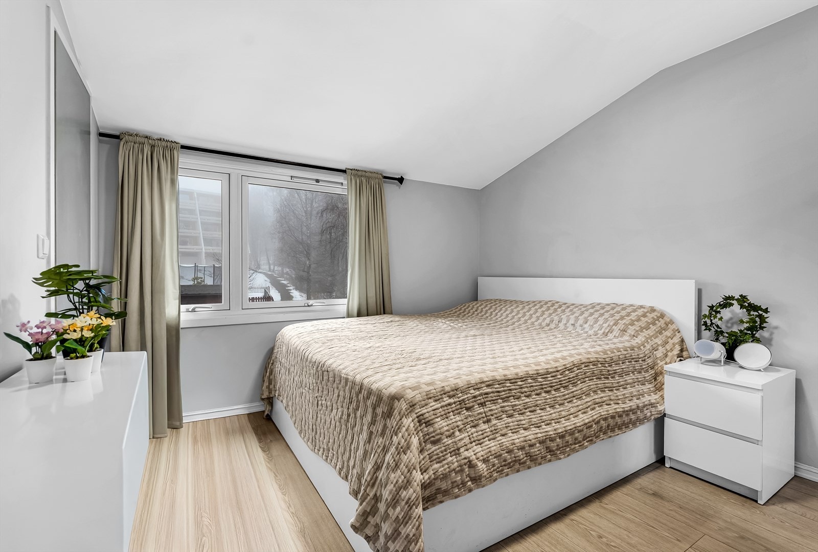 Hovedsoverommet er av god størrelse, med plass til dobbeltseng, garderobe og nattbord. Galleribilde